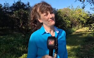 Isabel Freiberger, productora citrícola de Eldorado, en la provincia de Misiones, en una entrevista con Alem News