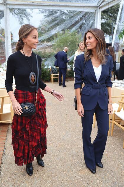 Isabel fue de las primeras en llegar y lo hizo de la mano de su hija Ana Boyer. La socialité eligió un top negro manga larga, falda asimétrica escocesa con volados, cartera Gucci y colgante XXL en madera y ámbar.