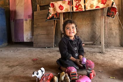 Isabel González juega en el piso de tierra con sus animales de plástico. Vive junto a su familia en La Candelaria, en Santiago del Estero. Hace unos años, y de forma comunitaria, su familia construyó una cisterna de agua para mejorar su calidad de vida.