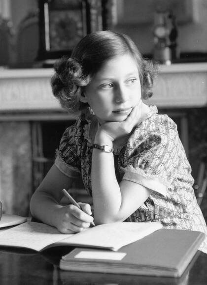 Isabel hace sus tareas en el hogar familiar.