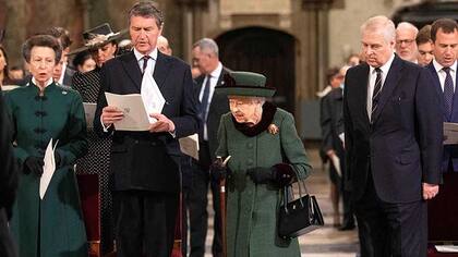 Isabel II asistió a ceremonia en honor a Felipe de Edimburgo