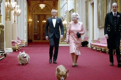 Isabel II camina junto a Daniel Craig, en una escena con el actor de James Bond y sus perritos corgis realizada para los Juegos Olímpicos de 2012