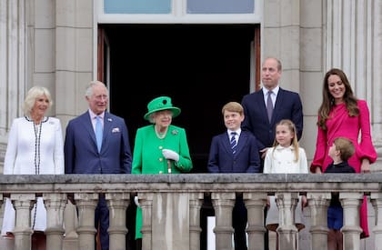 Isabel II cerró el Jubileo de Platino con una aparición sorpresa en el balcón del Palacio de Buckingham