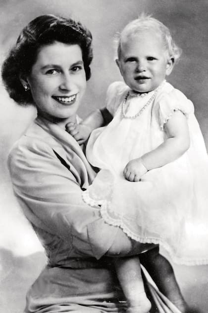 Isabel II con Ana, su segunda hija, en brazos. En la foto tomada en julio de 1951, a Ana le faltaba un mes para cumplir un año. Dos años más tarde, en 1953, la Reina sería coronada.