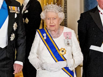 Isabel II, con el mismo traje de gala que lleva la muñeca
