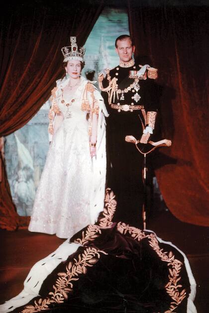 Isabel II de Inglaterra en 1953, junto a su marido, el Príncipe Felipe, el día de su Coronación. Había ascendido al Trono el año anterior, tras la muerte repentina de su padre, Jorge VI.