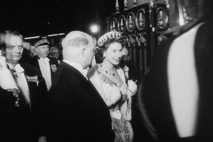 Isabel II de Inglaterra llega a la Ópera de París