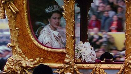 Isabel II en su viaje "horrible" en el Gold State Coach el día de su coronación, en 1953