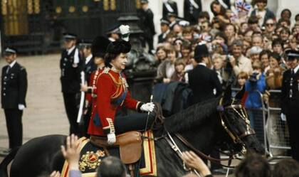 Isabel II en una cabalgata del desfile Tropping the colour