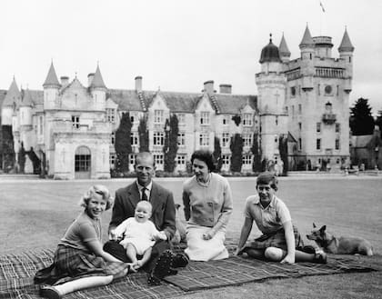 Isabel II, Felipe y sus hijos Carlos, Anna y Andrés, en el castillo de Balomoral, en 1960. (AP, File)