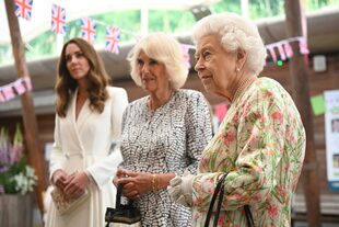 Isabel II, la Duquesa de Cornualles y la Duquesa de Cambridge reunidas con personas de comunidades de todo Cornualles mientras asisten a un acto en el Proyecto Edén para celebrar la iniciativa The Big Lunch, durante la cumbre del G-7 en Cornualles