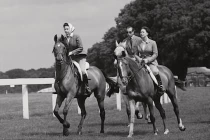 Isabel II, la princesa Margarita, condesa de Snowdon (1930-2002), y el príncipe Eduardo, duque de Kent, en el hipódromo de Ascot, en junio de 1968.