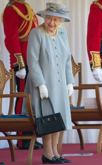 Isabel II lució un abrigo gris paloma y un sombrero