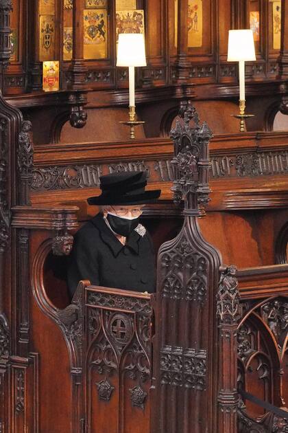 Isabel II, que este 21 de abril cumple 95 años y hace 81 que se enamoró del príncipe, se sentó en
la segunda fila, a dos asientos del duque de York y frente a su heredero, el príncipe de Gales y
Camilla, la duquesa de Cornwall. Llevó el impresionante broche de diamantes de Richmond,
de su abuela la reina Mary, que usó en sus compromisos con el duque, en actos militares y en la
boda de Harry y Meghan.