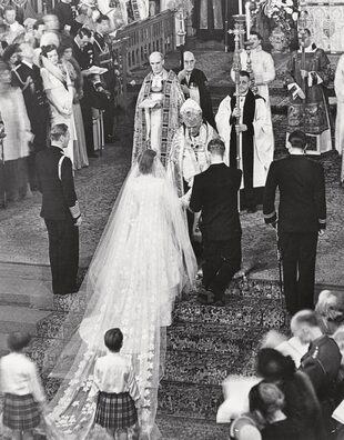 Isabel II recibe la bendición de su matrimonio de manos del Arzobispo de Canterbury