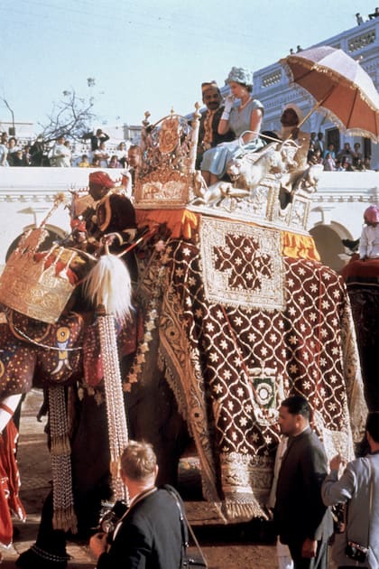 Isabel II sobre el lomo de un elefante Benarés durante su gira por India, en febrero de 1961.