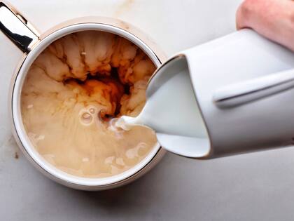 Isabel II tenía su propia manera de tomar el té con leche (Crédito: The Spruce Eats)