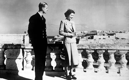 Isabel II y Felipe de Edimburgo en la terraza de su residencia en Malta (PA)