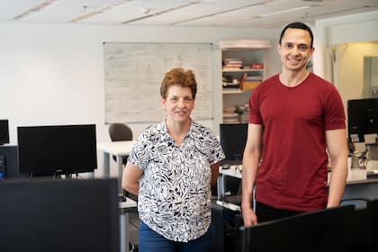 Isabel Irurzun y David Alejandro Jorge Tasé en el Centro de Simulación Computacional para Aplicaciones Tecnológicas