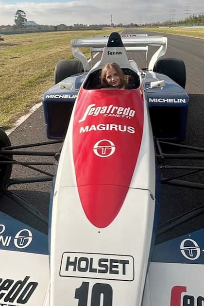 Isabel, la hija de Carola y Paquito, también posó en el legendario Toleman para las imágenes que la ex modelo compartió en sus redes.