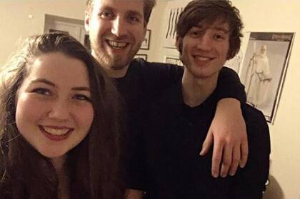 Isabel, la hija de Jump, fue herida en una pierna y Peter (a la derecha) fue trasladado en helicóptero al hospital, donde lucha por su vida