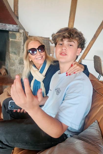 Isabel Luco Morandé, la madre del actor, disfruta junto a su nieto mayor, Bautista.