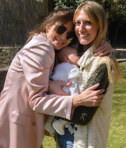 Isabel Macedo con la madrina de Julia