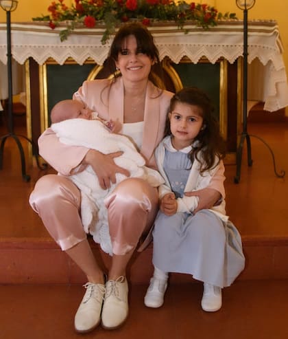 Isabel Macedo con sus dos hijas