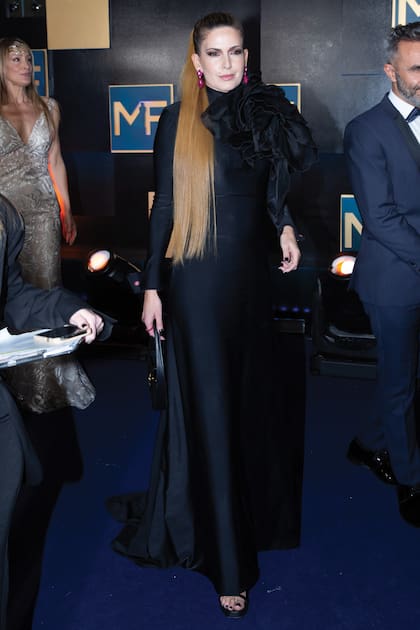 Isabel Macedo, con vestido satinado de Jorge Rey con una gran flor en el hombro y alhajas de Jean-Pierre.