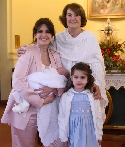 Isabel Macedo junto a sus dos hijas, Belita y Julia, y su mamá