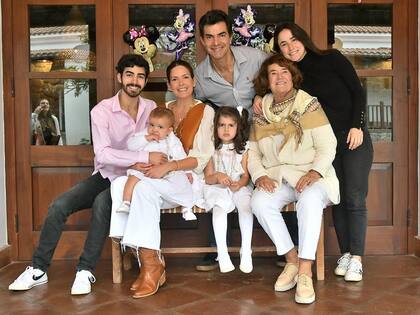 Isabel Macedo y Juan Manuel Urtubey, en una foto del primer año de Julia, quien ahora con dos ya empezó el jardín
