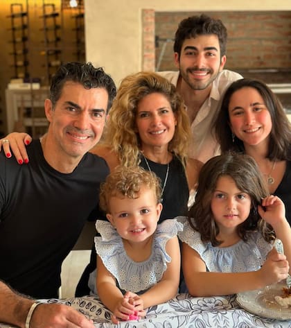 Isabel Maceo celebró su cumpleaños junto a Juan Manuel Urtubey, sus hijas, Juana y Belita y dos de los hijos del exgobernador de Salta, Mateo y Juana (Foto: Instagram @isabelmacedophoto)