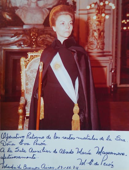 Isabel Martínez de Perón le obsequió una foto (donde por error la llama María, en lugar de Mirta), para agradecerle que fuera parte de la tripulación que trajo los restos de Eva Perón desde Madrid en 1974.