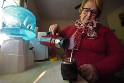 Isabel Moreira, de 78 años, prepara mate e su casa de Montevideo. (Dante FERNANDEZ / AFP)