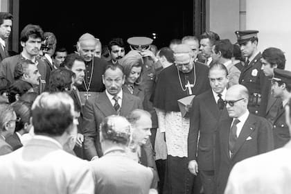 Isabel Perón abadona la Catedral Metropolitana junto a Pío Laghi y monseñor Aramburo; a la derecha de la imagen se encuentra Gregorio Marañón Morya embajador de España en la Argentina