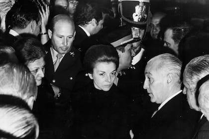 Isabel Perón y López Rega, en el Congreso de la Nación, el 2 de julio de 1974, durante el funeral de Juan Domingo Perón