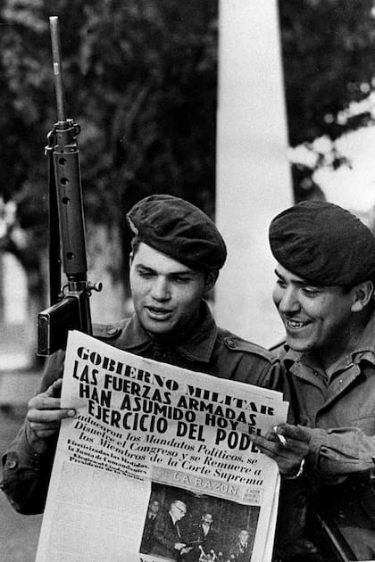 Dos soldados leen el diario en Plaza de Mayo, el 24 de marzo de 1976
