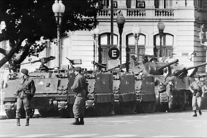 El golpe del 24 de marzo; de tanques y soldados rodean la Casa Rosada. En la madrugada de ese día, la entonces presidenta Isabel Perón fue derrocada y arrestada 