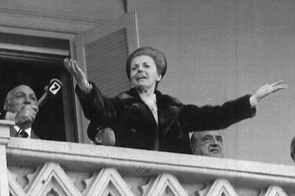 Isabel Perón da un discurso desde la Casa Rosada el 23 de junio de 1975