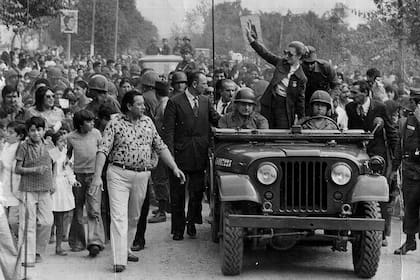 Isabel Martínez de Perón realiza un paseo en un coche militar por las calles de Tucumán, el 29 de abril de 1975