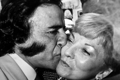 Carlos Menem saluda a Isabel Martínez de Perón, durante un encuentro en Buenos Aires, el 12 de septiembre de 1988