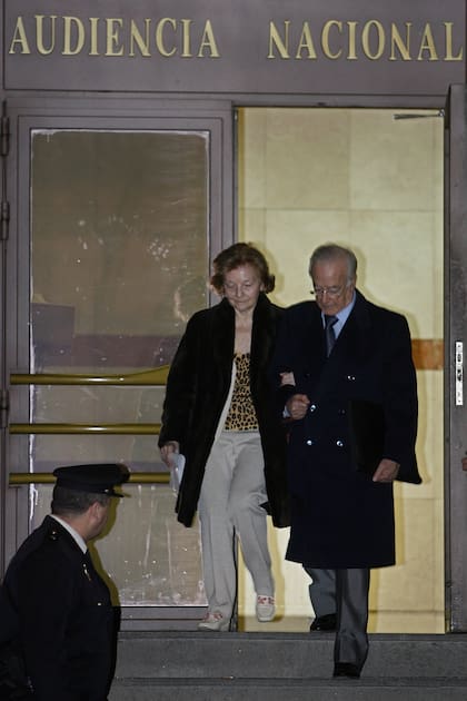Isabel Perón sale de la Audiencia Nacional de España el 12 de enero de 2006, durante el proceso de extradición