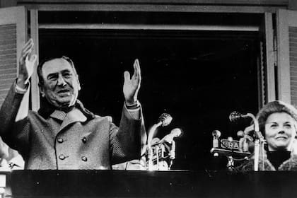 El general Perón habla desde la Casa de Gobierno junto a Isabel Perón, el 1º de mayo de 1974, el último discurso en público antes de su muerte; ese día echó a los Montoneros de la Plaza de Mayo