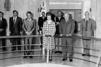 Isabel Perón junto a López Rega y otros funcionarios, el 1º de noviembre de 1974