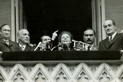 El discurso de Isabel Perón en la Plaza de Mayo del 1º de mayo de 1975; junto a ella José López Rega y Celestino Rodrigo