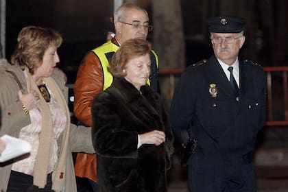 La expresidenta Isabel Perón llega a la Audiencia Nacional de Madrid, escoltada por policías, el 12 de enero de 2006. Había sido arrestada en su casa a raíz de un pedido de extradición por una causa sobre crímenes de la Triple A