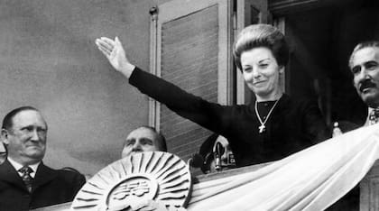 El 22 de septiembre de 1974, Isabel Perón saluda a los asistentes a una movilización desde un balcón de la Casa Rosada