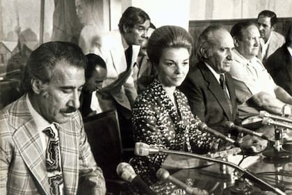 Isabel Perón junto a Casildo Herrera (izquierda) y Lorenzo Miguel (derecha) en la CGT, el 6 de diciembre de 1974