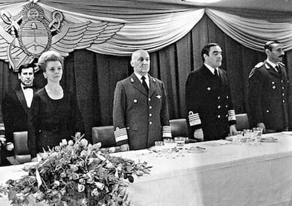 Isabel Perón y los militares Fautario, Massera y Videla, en julio de 1975; los dos últimos serían los que planifiaron su derrocamiento