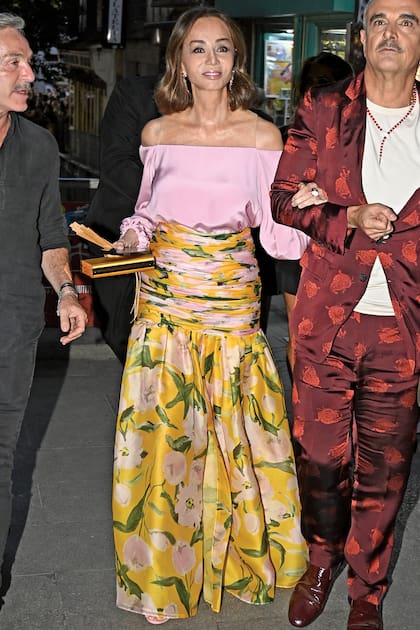 Isabel Preysler entró al desfile del brazo de un amigo